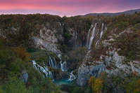 Veliki slap nacionalnog parka "Plitvička jezera" u bojama jeseni, Lika/Hrvatska