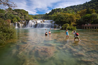 Kupanje pod Skradinskim Bukom u nacionalnom parku Krka, Dalmacija/Hrvatska