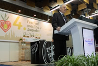 Prvi predsjednik udruge Krunoslav Kovačević drži govor na festivalu maslina u Zagrebu 2019