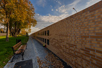 Izgradnja ogradnog zida s nišama za urne na groblju Mirogoj, Zagreb/Hrvatska