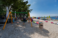 Kafići i parkić na plaži u mjestu Baška Voda, Dalmacija/Hrvatska