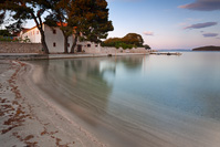 Plaža Mostire u mjestu Ugljan na otoku Ugljanu, Dalmacija/Hrvatska