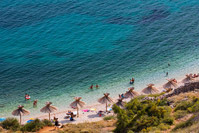 Kristalno čisto more plaže Oprna na otoku Krku, Kvarner/Hrvatska