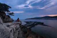 Mladi par uživa na stijenama plaže Srebrene, otok Vis, Dalmacija/Hrvatska