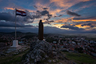 Kip čudotvorne Gospe Sinjske bdije nad gradom, Sinj/Dalmacija, Hrvatska
