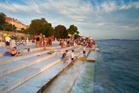 Turisti odmaraju na zadarskim morskim orguljama, Dalmacija/Hrvatska