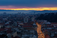Noćni plavi sat pada na Ilicu, najdužu ulicu u gradu, Zagreb/Hrvatska